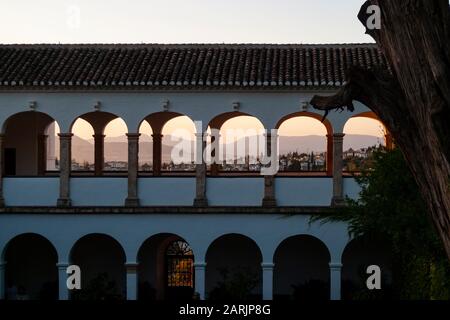 L'Alhambra, l'un des seuls exemples d'un palais mauresque intact dans le monde, est un grand tirage au sort pour le tourisme à Grenade, en Espagne. Banque D'Images