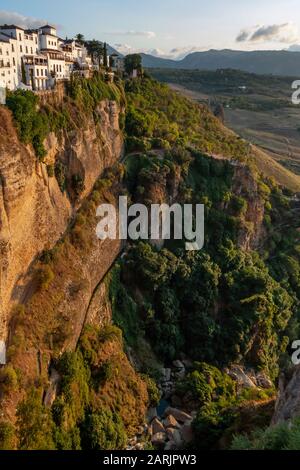 Des maisons blanches perch sur les falaises de Ronda, en Espagne, un célèbre village blanc andalou. Banque D'Images