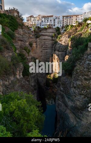 Des maisons blanches perch sur les falaises de Ronda, en Espagne, un célèbre village blanc andalou. Banque D'Images