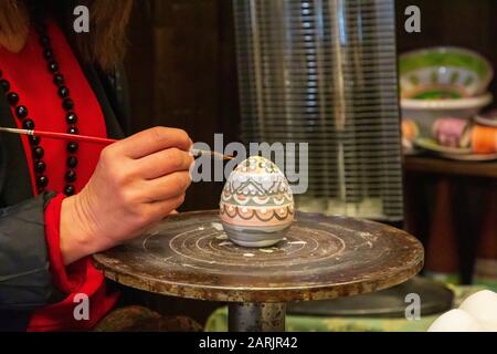 Italie, Sicile, Trapani Province, Erice. 18 Avril 2019. Artiste décorant des œuvres de céramique dans le Laboratorio Ceramiche d'Arte, de Paola Luisa Amico, in Banque D'Images