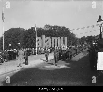 Cérémonie de décorations à Arnhem (Parc Sonsbeek). Défilé d'unités militaires Date : 7 octobre 1948 lieu : Arnhem, Gueldre mots clés : militaire, prix, seconde Guerre mondiale Banque D'Images