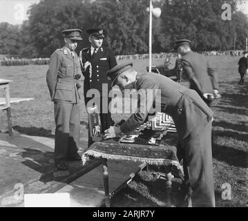 Cérémonie de décorations à Arnhem (Parc Sonsbeek). Les prix sont établis Date : 7 octobre 1948 lieu : Arnhem, Gueldre mots clés : militaire, prix, seconde Guerre mondiale Banque D'Images