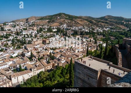 L'Alhambra, l'un des seuls exemples d'un palais mauresque intact dans le monde, est un grand tirage au sort pour le tourisme à Grenade, en Espagne. Banque D'Images