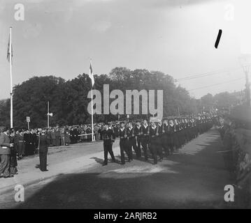 Cérémonie de décorations à Arnhem (Parc Sonsbeek). Défilé d'unités militaires Date : 7 octobre 1948 lieu : Arnhem, Gueldre mots clés : militaire, prix, seconde Guerre mondiale Banque D'Images