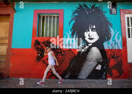 Cette région est connue sous le nom de la Candelaria, Bogota où il y a beaucoup de peintures murales et de graffitis. Ce travail est réalisé par femme Street Artist ERRE. Jeune fille touristique. Banque D'Images