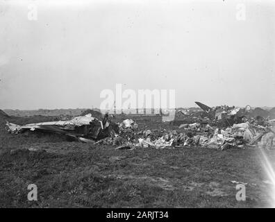 Accident de la route Schiphol. KLM Douglas C-47 pH-TB; Les restes de l'aéronef totalement détruit Date : 15 novembre 1946 lieu : Noord-Holland, Schiphol mots clés : Aviation, accidents, avion Nom de l'établissement : KLM Banque D'Images