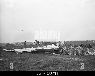 Accident de la route Schiphol. KLM Douglas C-47 pH-TB; Les restes de l'aéronef totalement détruit Date : 15 novembre 1946 lieu : Noord-Holland, Schiphol mots clés : Aviation, accidents, avion Nom de l'établissement : KLM Banque D'Images