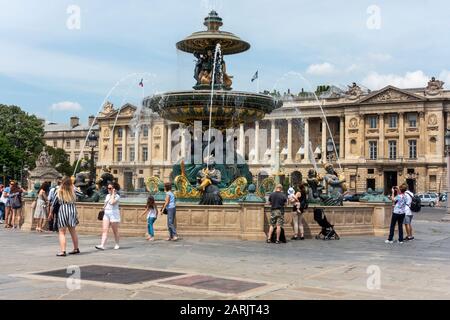 Fontaine des fleuri Sur Place de la Concorde, quartier des Tuileries, Paris, France Banque D'Images