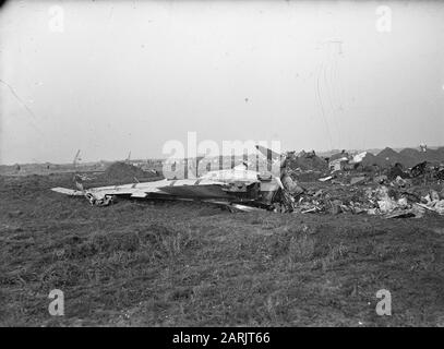 Accident de la route Schiphol. KLM Douglas C-47 pH-TB; Les restes de l'aéronef totalement détruit Date : 15 novembre 1946 lieu : Noord-Holland, Schiphol mots clés : Aviation, accidents, avion Nom de l'établissement : KLM Banque D'Images