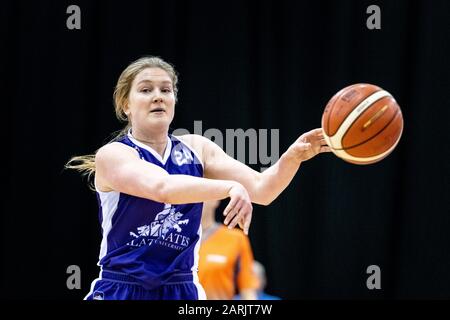 Birmingham, Royaume-Uni, 26/01/2020. WBBL: Finale de coupe à l'Arena Birmingham WomenÕs finale de coupe avec Sevenoaks Sun battre Durham Palatinates dominant le jeu dès le début. Le Betsy MacDonald de Durham Palatinates (24) jette le ballon à un équipier. (c)pmgimaging Banque D'Images