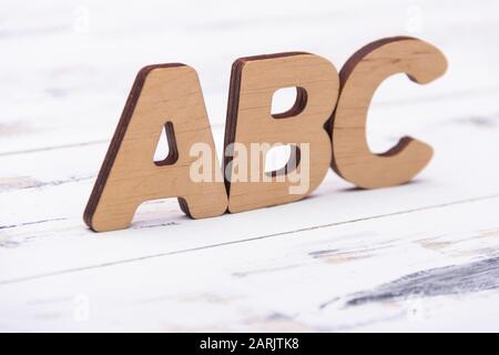 Lettres ABC sur fond blanc en bois. Concept d'éducation. Espace de copie disponible. Banque D'Images