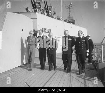 Visite des manouèvres de la flotte Montgomery et Prince Bernhard Date : 6 juillet 1949 mots clés : manoeuvres de la flotte, visites Nom personnel : Bernhard, prince, Montgomery, Bernard Banque D'Images