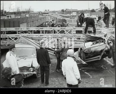 Trafic, accidents Date: Non daté lieu: Oudenrijn mots clés: Épaves de voitures, pompiers, accidents de la route Banque D'Images