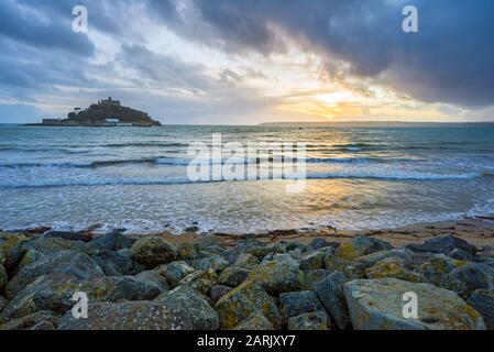 Hiverne au coucher du soleil à Marazion avec le mont St Michaels au loin Cornwall Angleterre Royaume-Uni Banque D'Images