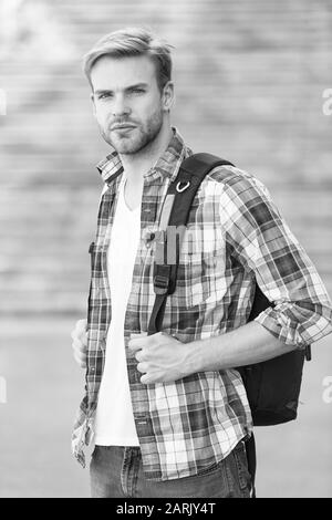 L'enseignement collégial. La vie du Collège. L'étudiant moderne. Sac à dos avec des étudiants de niveau collégial contexte urbain. Beau gars étudier dans l'université. Stimuler l'éducation avenir réussi. Homme régulier étudiant l'apparence. Banque D'Images