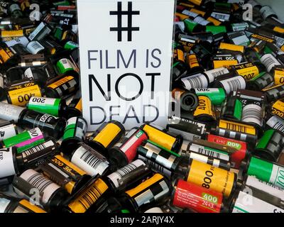 Un ancien film photo est enroulé avec un panneau indiquant que « le film n'est pas mort ». Concept de photographie Banque D'Images