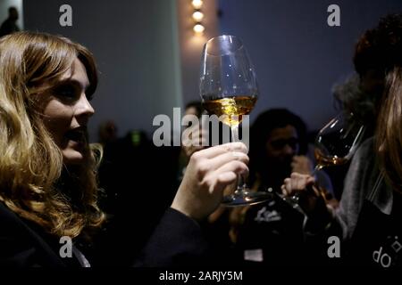 Madrid, Espagne; 23/01/2020.- la ville de Cordoue, Espagne, fait une présentation gastronomique et œnologique de ses produits avec Denomination de l'origine. Onze chefs et plusieurs sommeliers, proposent des dégustations de vins, de l'huile d'olive et des plats régionaux de dégustation.Dans le cadre de la Foire touristique de Madrid (Fitur) du 23 au 26 janvier photo: Juan Carlos Rojas/Picture Alliance | usage dans le monde entier Banque D'Images