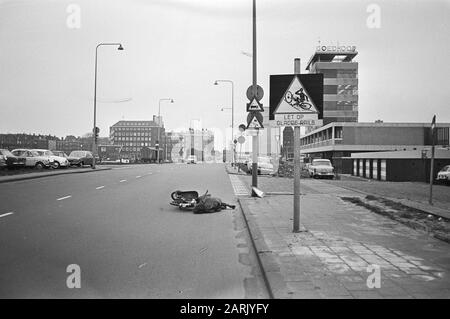 Panneau de signalisation: Veuillez noter: Rails lisses Date: 11 décembre 1970 Banque D'Images