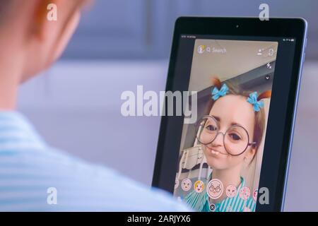 Snapchat messager multimédia avec 3d face mask filtre sur tablet Banque D'Images