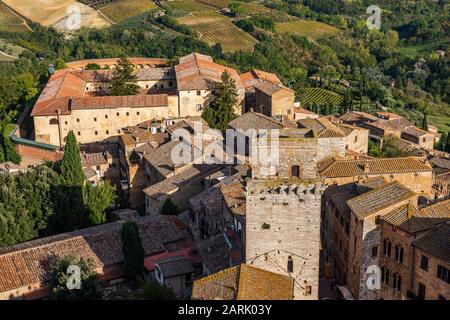 Vue sur le village toscan de San Gimignano, depuis le sommet de Torre Grossa, la plus haute tour de la vieille ville Banque D'Images