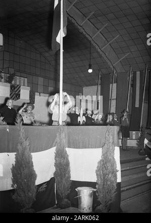 Winterlaer du Mouvement catholique de la jeunesse du diocèse de Haarlem dans la RAI à Amsterdam. Le drapeau est levé Date: 4 Janvier 1948 lieu: Haarlem mots clés: Organisations de jeunes, catholicisme, scoutisme, religions, fêtes religieuses Nom de l'institution: RAI Banque D'Images