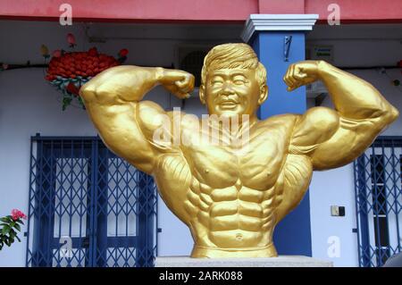 Statue du célèbre champion du bodybuilding Datuk Wira Gan Boon Leong à Melaka Banque D'Images