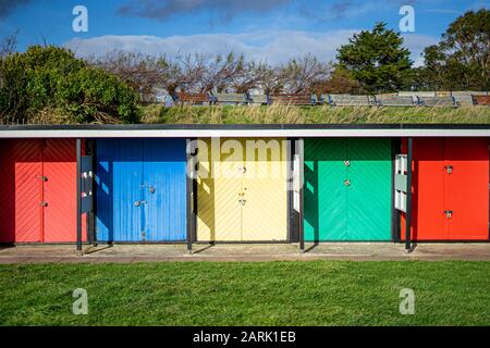 Une rangée de cabanes de plage en bois colorées sur une plage britannique, Southsea UK Banque D'Images