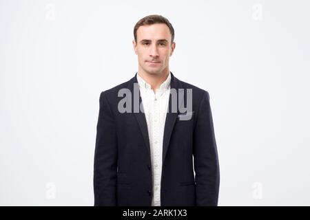Portrait d'un homme d'affaires sérieux et strict en costume noir. Photo pour id. Banque D'Images