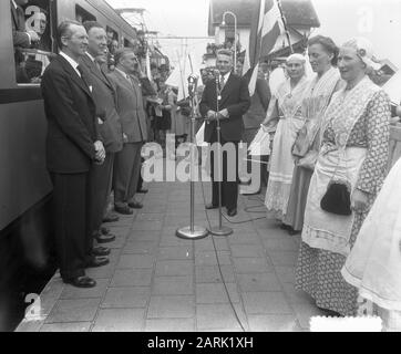 Chemin de fer électrification Zwolle-Leeuwarden-Groningue. Dernier trajet du train diesel. Discours du maire de Grouw Date: 17 mai 1952 lieu: Grouw mots clés: Public, chemins de fer, trains Nom de l'établissement: NS Banque D'Images