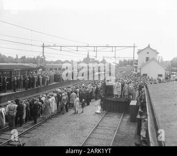 Chemin de fer électrification Zwolle-Leeuwarden-Groningue. Dernier trajet du train diesel Date: 17 mai 1952 lieu: Grouw mots clés: Public, chemins de fer, trains Nom de l'établissement: NS Banque D'Images