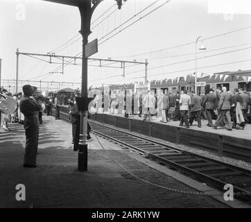 Chemin de fer électrification Zwolle-Leeuwarden-Groningue. Dernier trajet du train diesel Date: 17 mai 1952 lieu: Grouw mots clés: Public, chemins de fer, trains Nom de l'établissement: NS Banque D'Images