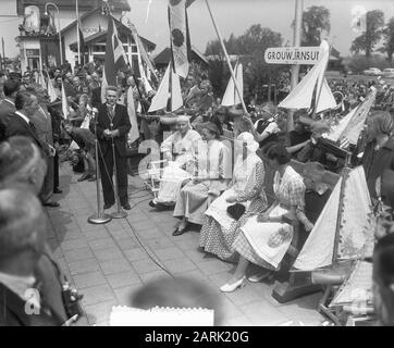 Chemin de fer électrification Zwolle-Leeuwarden-Groningue. Dernier trajet du train diesel. Discours du maire de Grouw Date: 17 mai 1952 lieu: Grouw mots clés: Public, chemins de fer, trains Nom de l'établissement: NS Banque D'Images