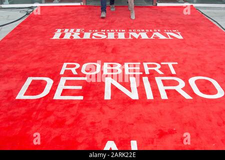 Logo du film de L'Irishman et nom de Robert de Niro sur le tapis rouge dans l'événement Netflix. Banque D'Images