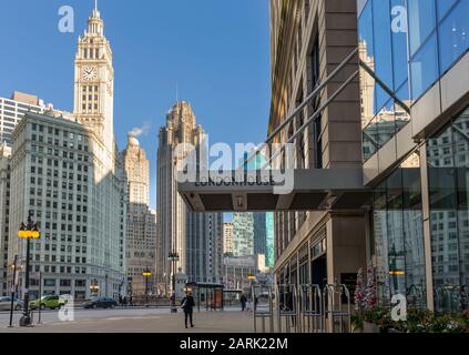 Chicago, États-Unis - 30 décembre 2018 : vue au niveau de la rue de l'entrée de East Wacker Drive à Londres House, un célèbre hôtel de Chicago et un monument. Autre pr Banque D'Images