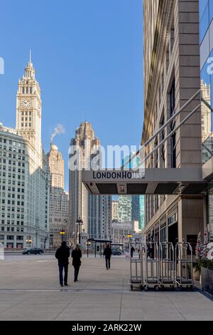 Chicago, États-Unis - 30 décembre 2018 : vue au niveau de la rue de l'entrée de East Wacker Drive à Londres House, un célèbre hôtel de Chicago et un monument. Autre pr Banque D'Images