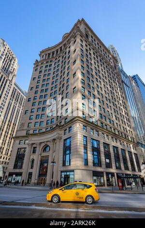 Chicago, États-Unis - 30 décembre 2018 : taxi devant le London Guarantee and accident Building à Chicago, ou London House, un célèbre Chicago l Banque D'Images