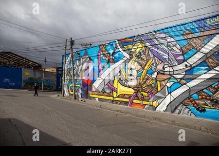 Les usines de la zone industrielle de Puente de Aranda, Bogata, en Colombie, sont d'accord avec les artistes pour peindre des peintures murales sur leurs murs. Banque D'Images