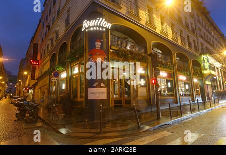 Le célèbre restaurant français Bouillon Pigalle dans le quartier de Montmartre. Montmartre avec des cafés français traditionnels et des galeries d'art est l'un des Banque D'Images