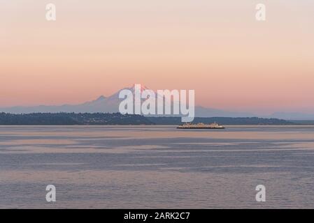 Ferry de l'État de Washington traversant Puget Sound au crépuscule avec Mt Rainier Beyond, de Seattle, Washington Banque D'Images