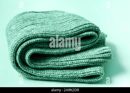 Écharpe texturée Woolen tricotée maison en maille plate peinte en couleur menthe claire. Banque D'Images