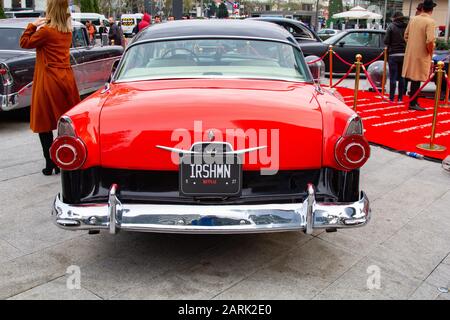 La plaque d'Irishman sur le rouge 1955 Ford Fairlane. Banque D'Images