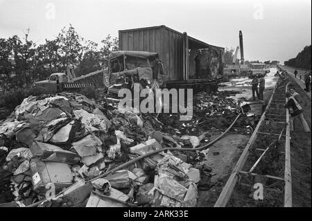 Catastrophe de la circulation (13 morts) sur la route de Rotterdam à Breda près de Prinsenbeek Date: 25 août 1972 lieu: Prinsenbeek mots clés: Catastrophe de la circulation Banque D'Images