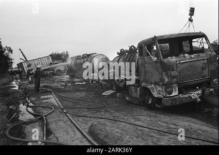 Catastrophe de la circulation (13 morts) sur le chemin de Rotterdam à Breda près de Prinsenbeek, aperçu du chaos Date: 25 août 1972 lieu: Prinsenbeek mots clés: Catastrophe de la circulation Banque D'Images