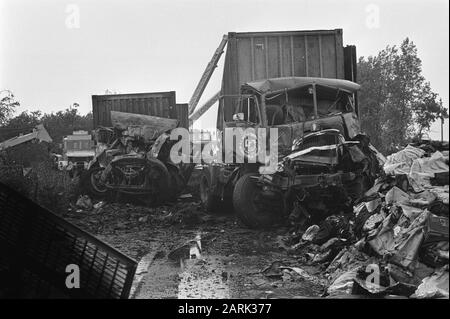 Catastrophe de la circulation (13 morts) sur le chemin de Rotterdam à Breda près de Prinsenbeek, aperçu du chaos Date: 25 août 1972 lieu: Prinsenbeek mots clés: Catastrophe de la circulation Banque D'Images