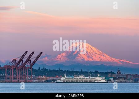 Ferry de l'État de Washington traversant Puget Sound au crépuscule avec Mt Rainier Beyond, de Seattle, Washington Banque D'Images