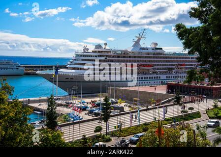 Le port où les ferries et les paquebots de croisière Berth à Funchal Madeira Portugal, Tall Ships s'amarrer ici, ainsi que de petits bateaux de plaisance et de pêche Banque D'Images