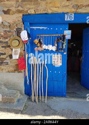 Bâtons de marche devant un magasin sur le pèlerinage du Camino de Santiago Banque D'Images