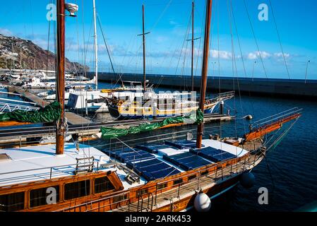 Le port où les ferries et les paquebots de croisière Berth à Funchal Madeira Portugal, Tall Ships s'amarrer ici, ainsi que de petits bateaux de plaisance et de pêche Banque D'Images