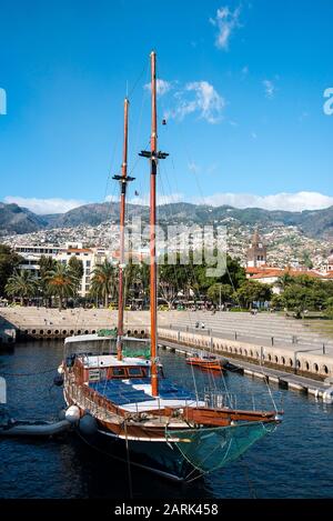 Le port où les ferries et les paquebots de croisière Berth à Funchal Madeira Portugal, Tall Ships s'amarrer ici, ainsi que de petits bateaux de plaisance et de pêche Banque D'Images