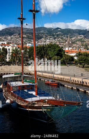 Le port où les ferries et les paquebots de croisière Berth à Funchal Madeira Portugal, Tall Ships s'amarrer ici, ainsi que de petits bateaux de plaisance et de pêche Banque D'Images